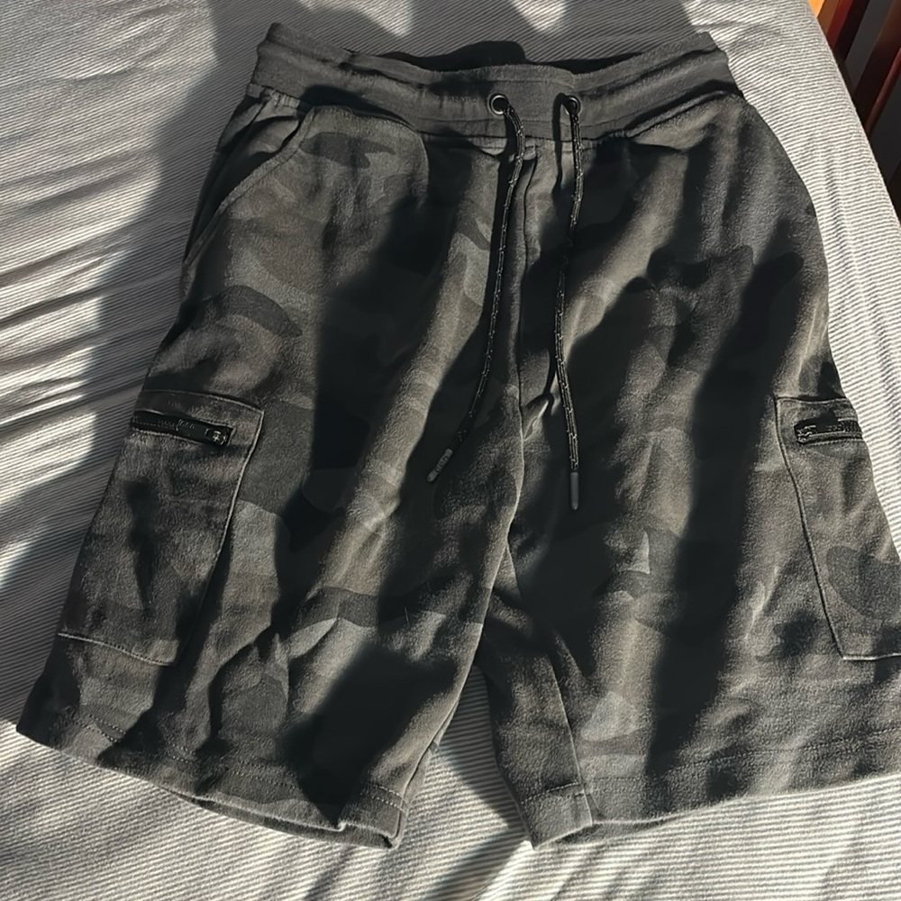 Camo shorts gray